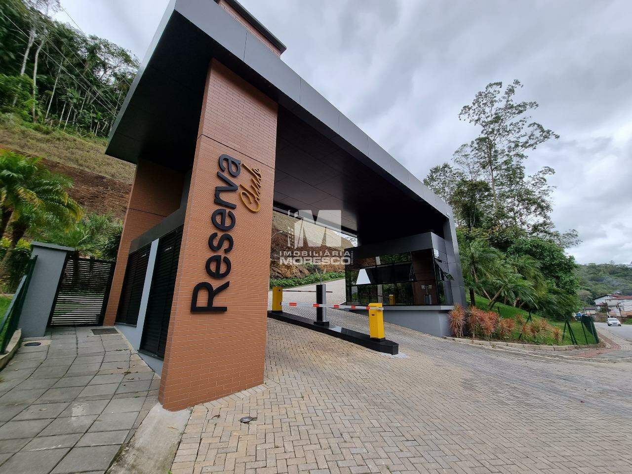 Terreno à venda no bairro Azambuja: 