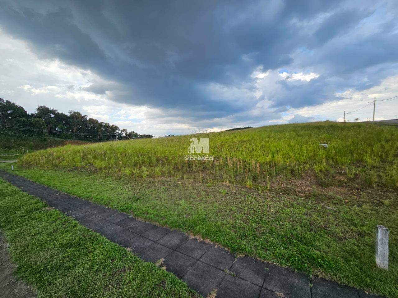 Terreno à venda no bairro Azambuja: 