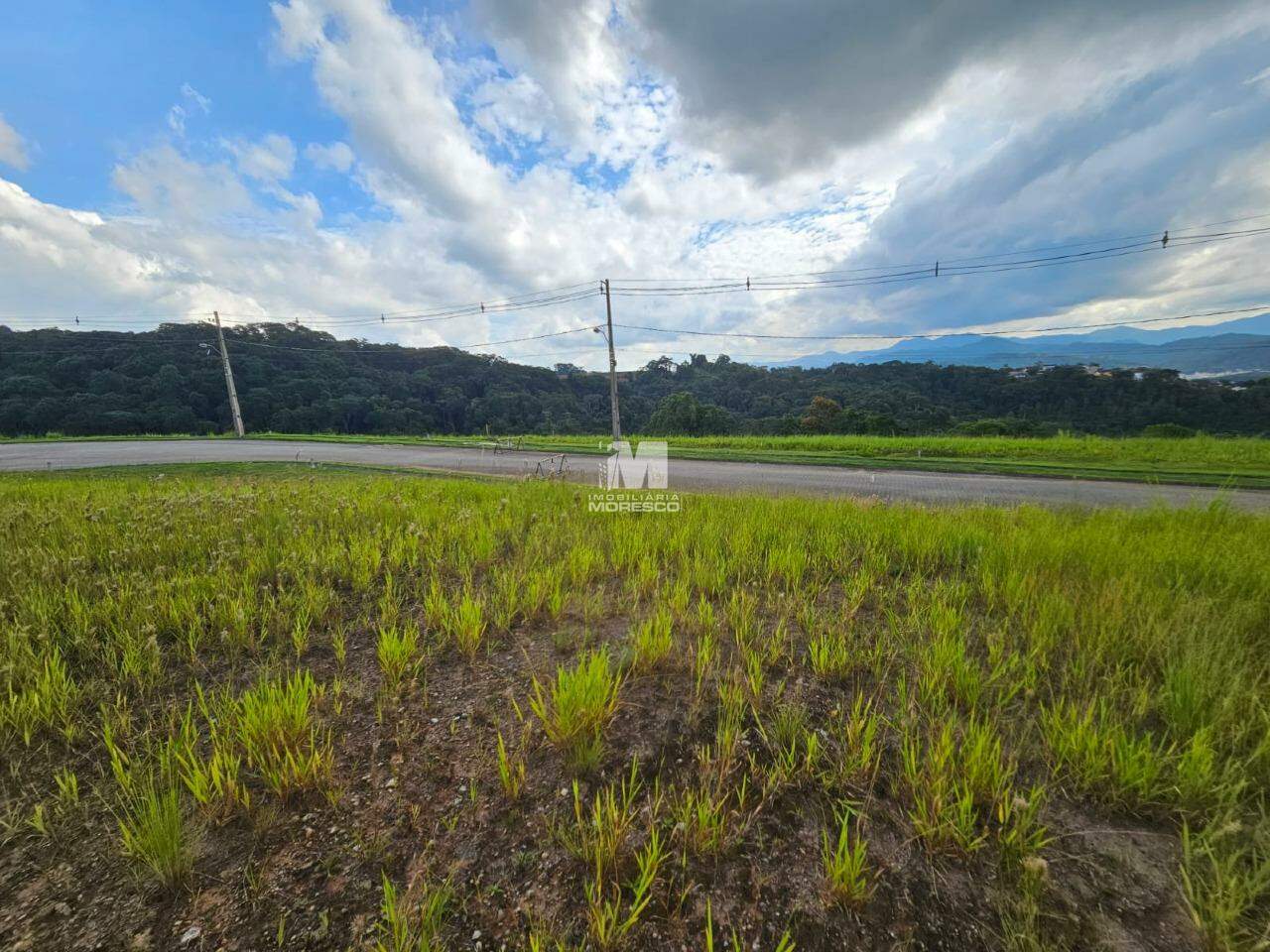 Terreno à venda no bairro Azambuja: 