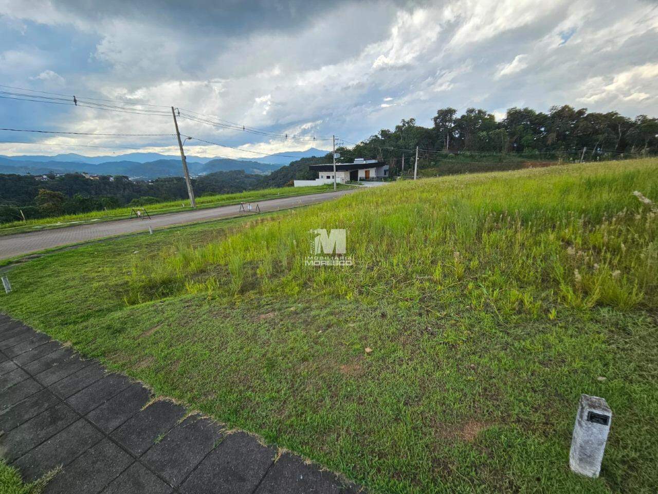 Terreno à venda no bairro Azambuja: 