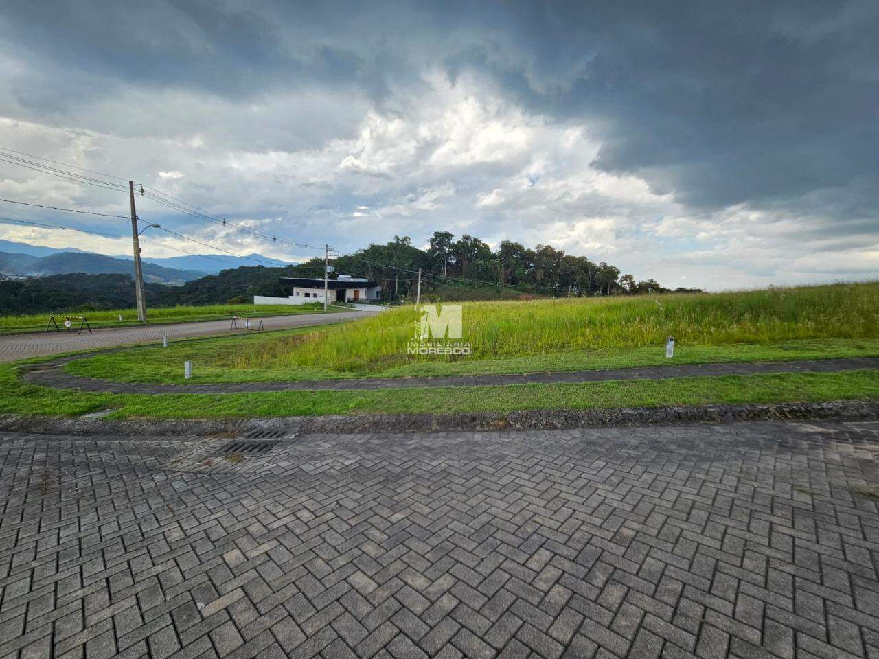 Terreno à venda no bairro Azambuja: 