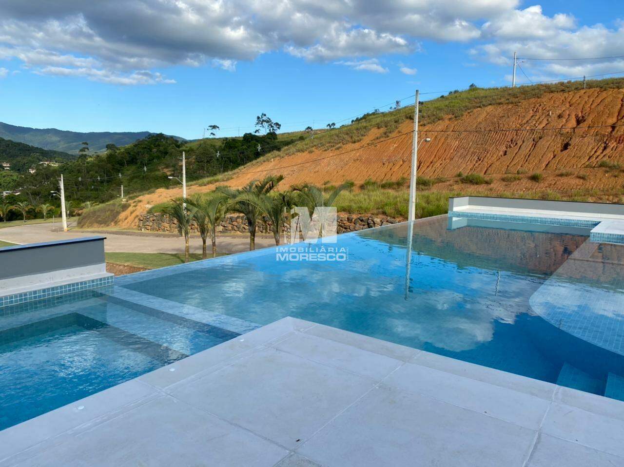 Terreno à venda no bairro Azambuja: 