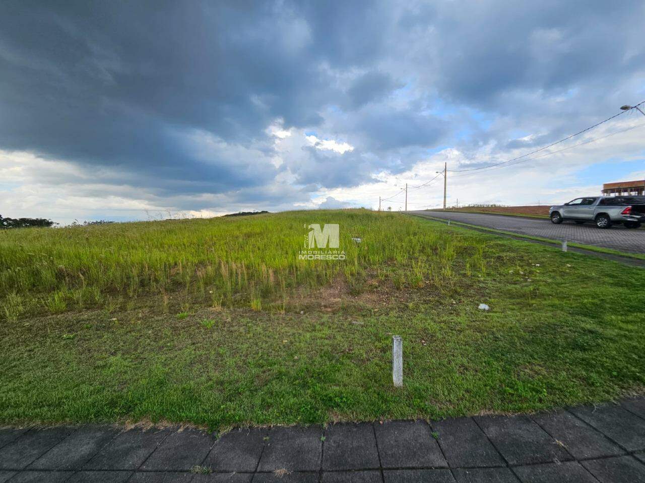 Terreno à venda no bairro Azambuja: 