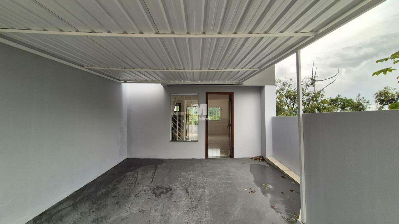 Casa à venda no bairro Azambuja: 