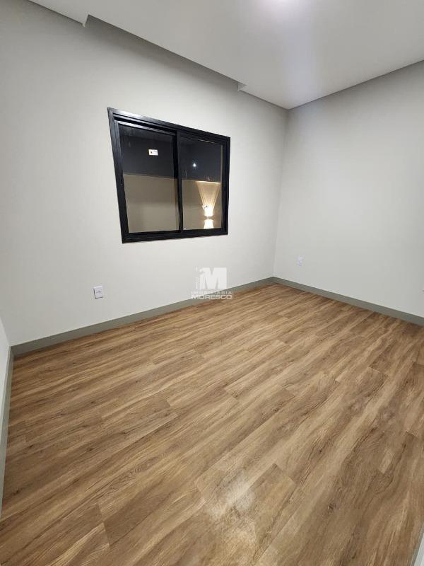 Casa à venda no bairro Guabirupé: