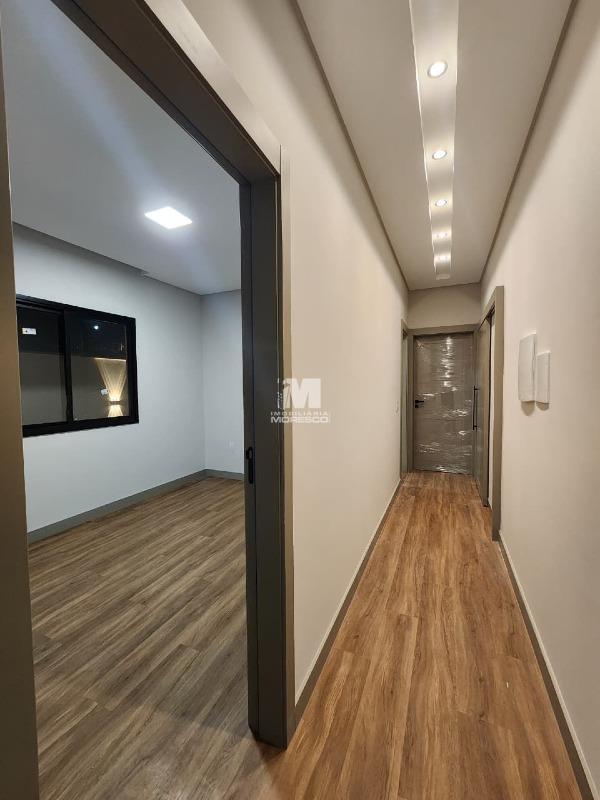 Casa à venda no bairro Guabirupé: