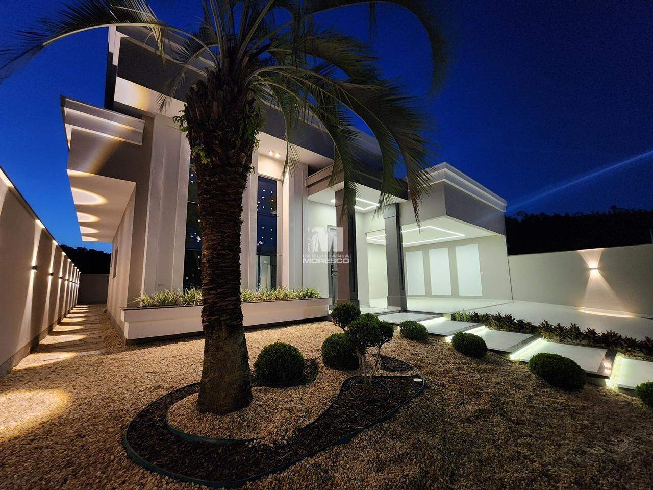 Casa à venda no bairro Guabirupé: 