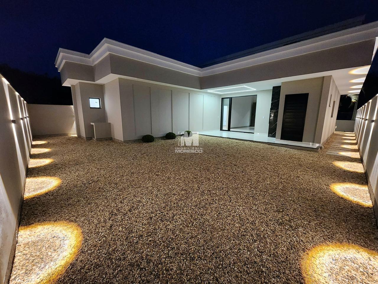 Casa à venda no bairro Guabirupé: