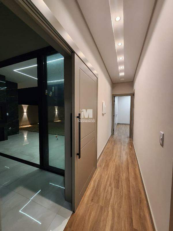 Casa à venda no bairro Guabirupé: