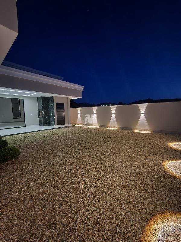 Casa à venda no bairro Guabirupé: