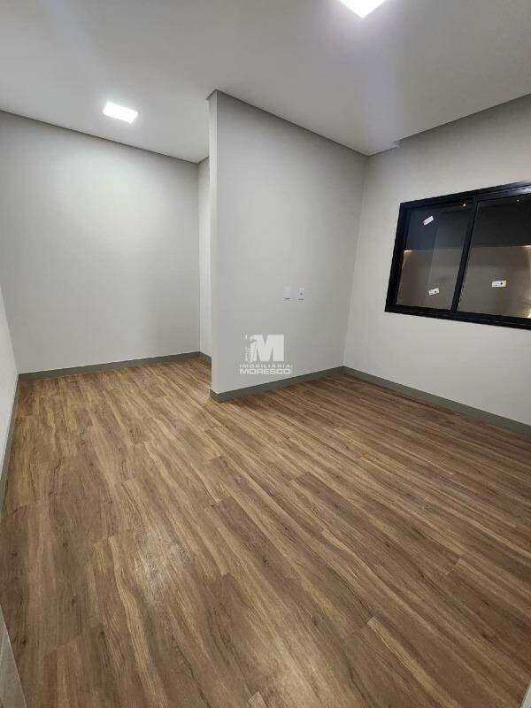 Casa à venda no bairro Guabirupé: