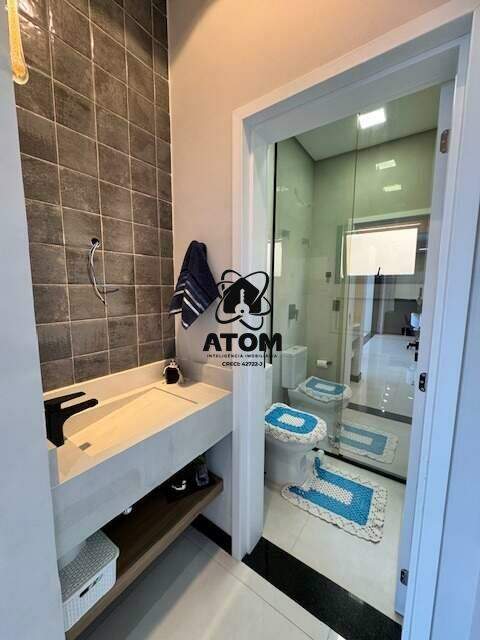 Casa em condominio à venda no Piracangaguá: 