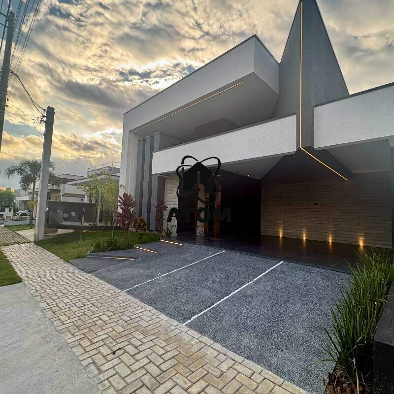 Casa em condominio à venda no Piracangaguá: 