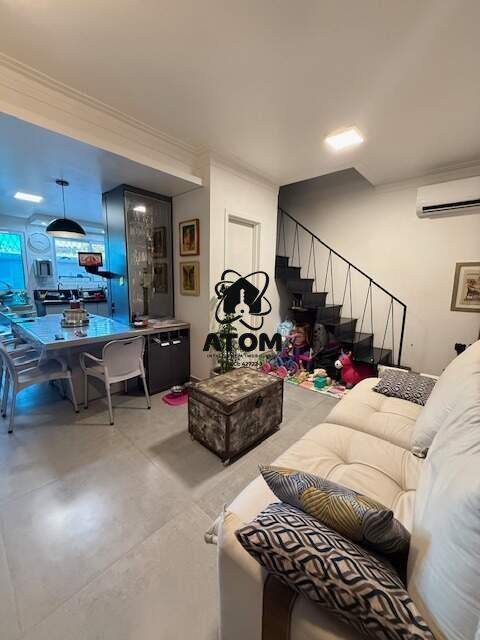 Casa em condominio à venda no Piracangaguá II: 
