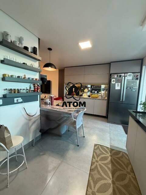 Casa em condominio à venda no Piracangaguá II: 