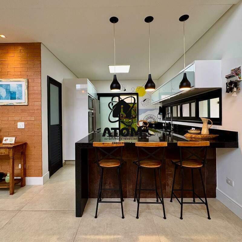 Casa em condominio à venda no Piracangaguá: 