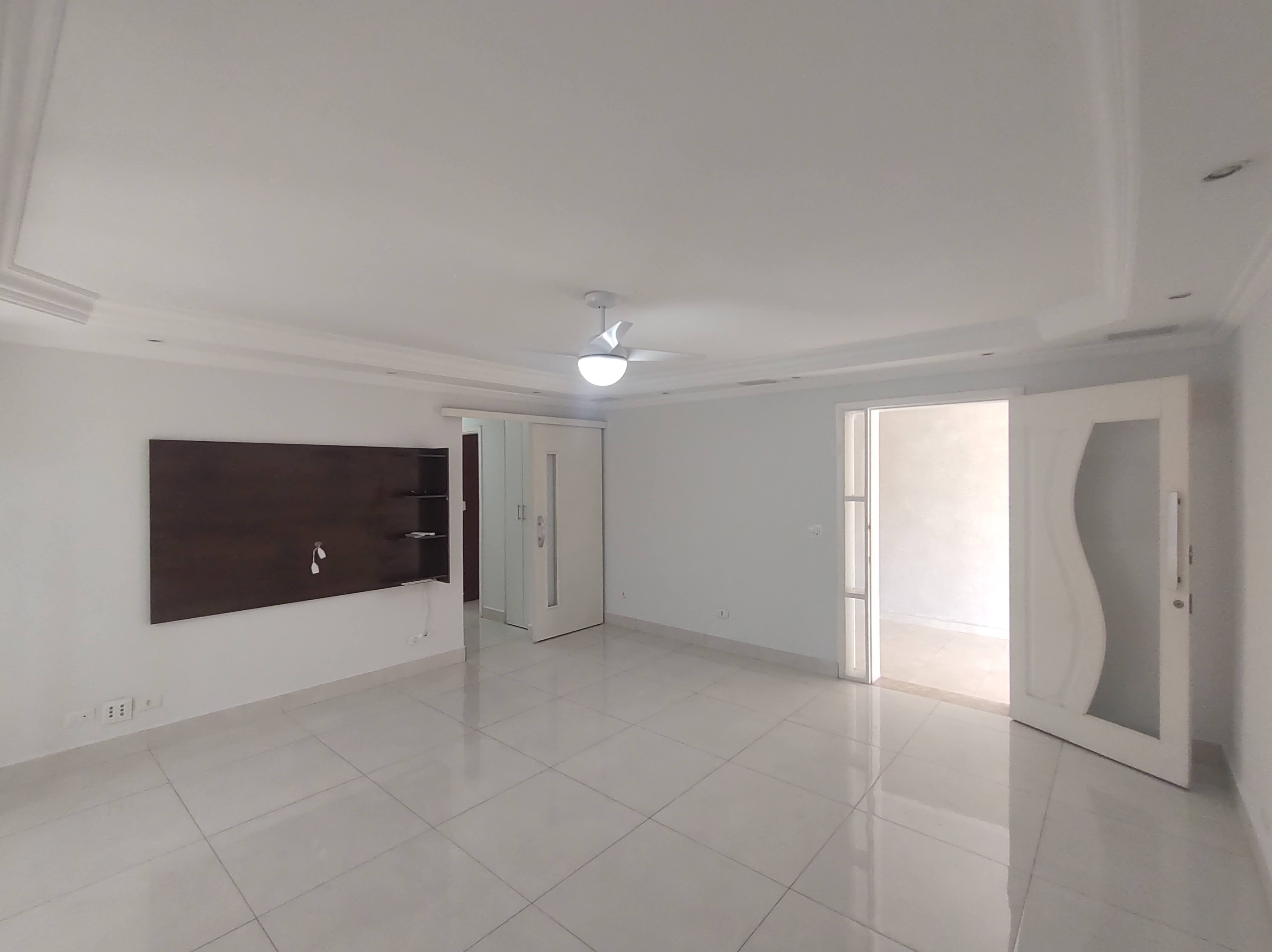 Casa para aluguel no JARDIM MOACYR ARRUDA: Sala c/ Ar e Hack de Parede