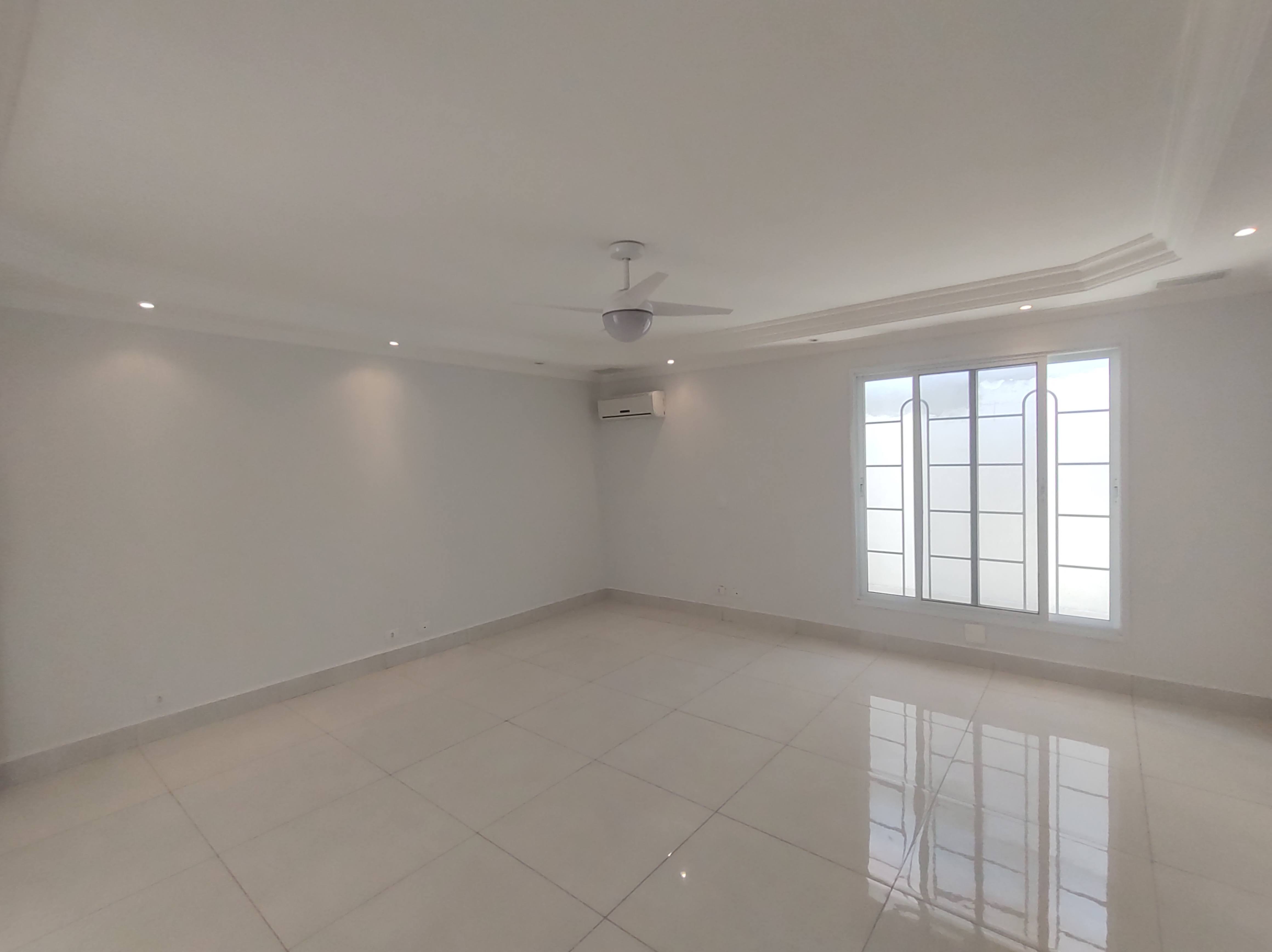 Casa para aluguel no JARDIM MOACYR ARRUDA: Sala c/ Ar e Hack de Parede