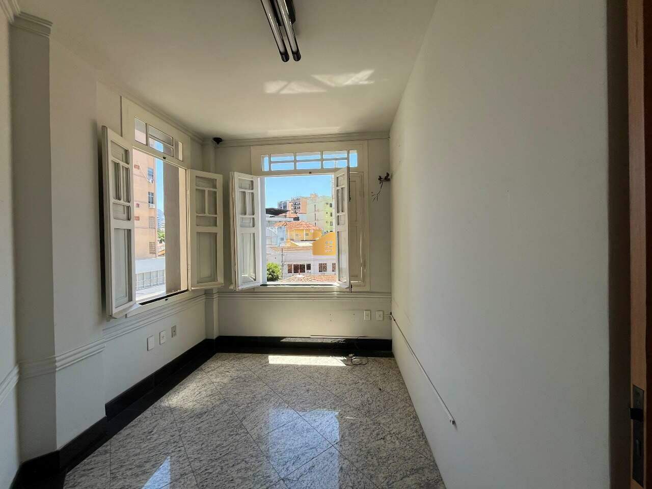 Prédio Inteiro à venda no Centro: 