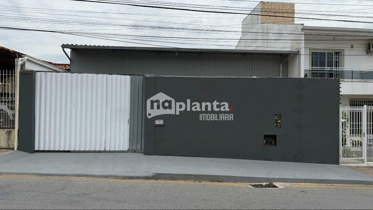Galpão Comercial para Alugar em Barreiros, São José - 228 m (168 m interno + 60 m externo) - foto 1