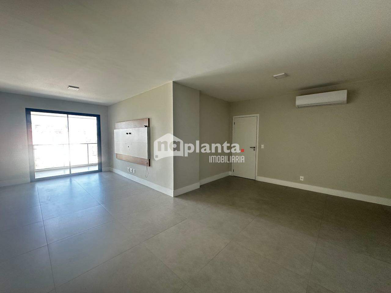 Apartamento para alugar com 3 quartos, 135m² - Foto 1