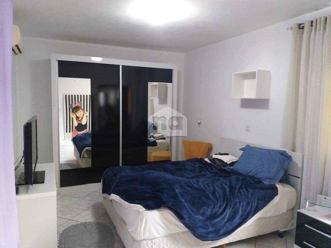 Casa à venda com 4 quartos, 200m² - Foto 15