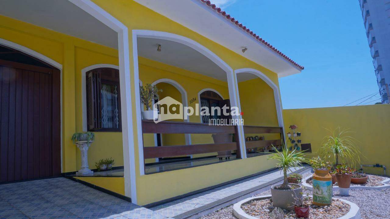Casa à venda com 3 quartos, 190m² - Foto 1