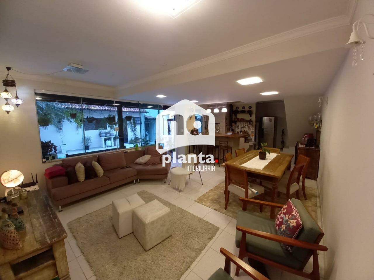 Casa à venda com 5 quartos, 231m² - Foto 1