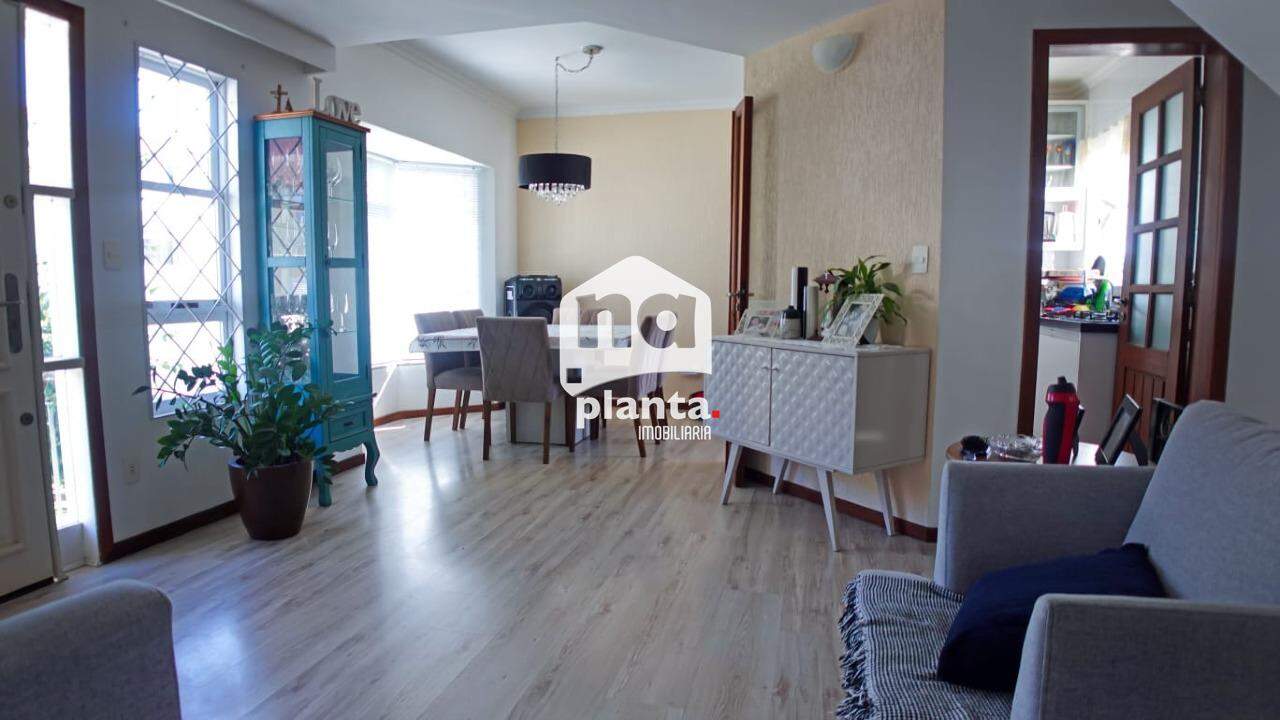 Casa à venda com 4 quartos, 218m² - Foto 1