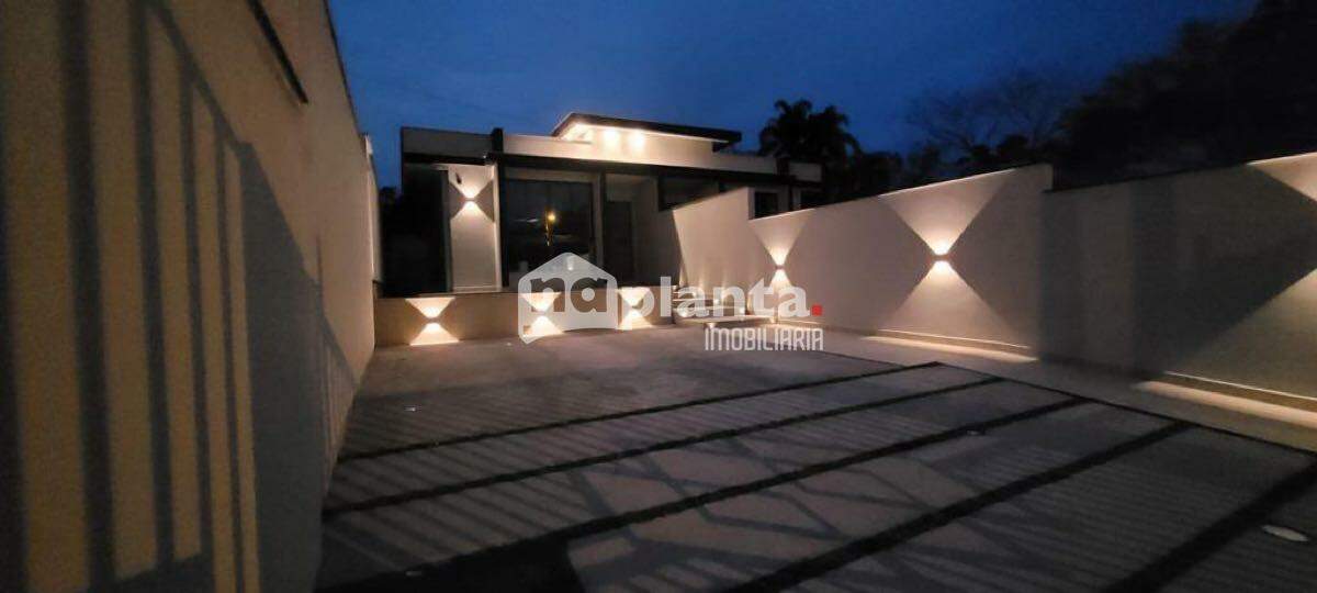 Casa à venda com 3 quartos, 109m² - Foto 1