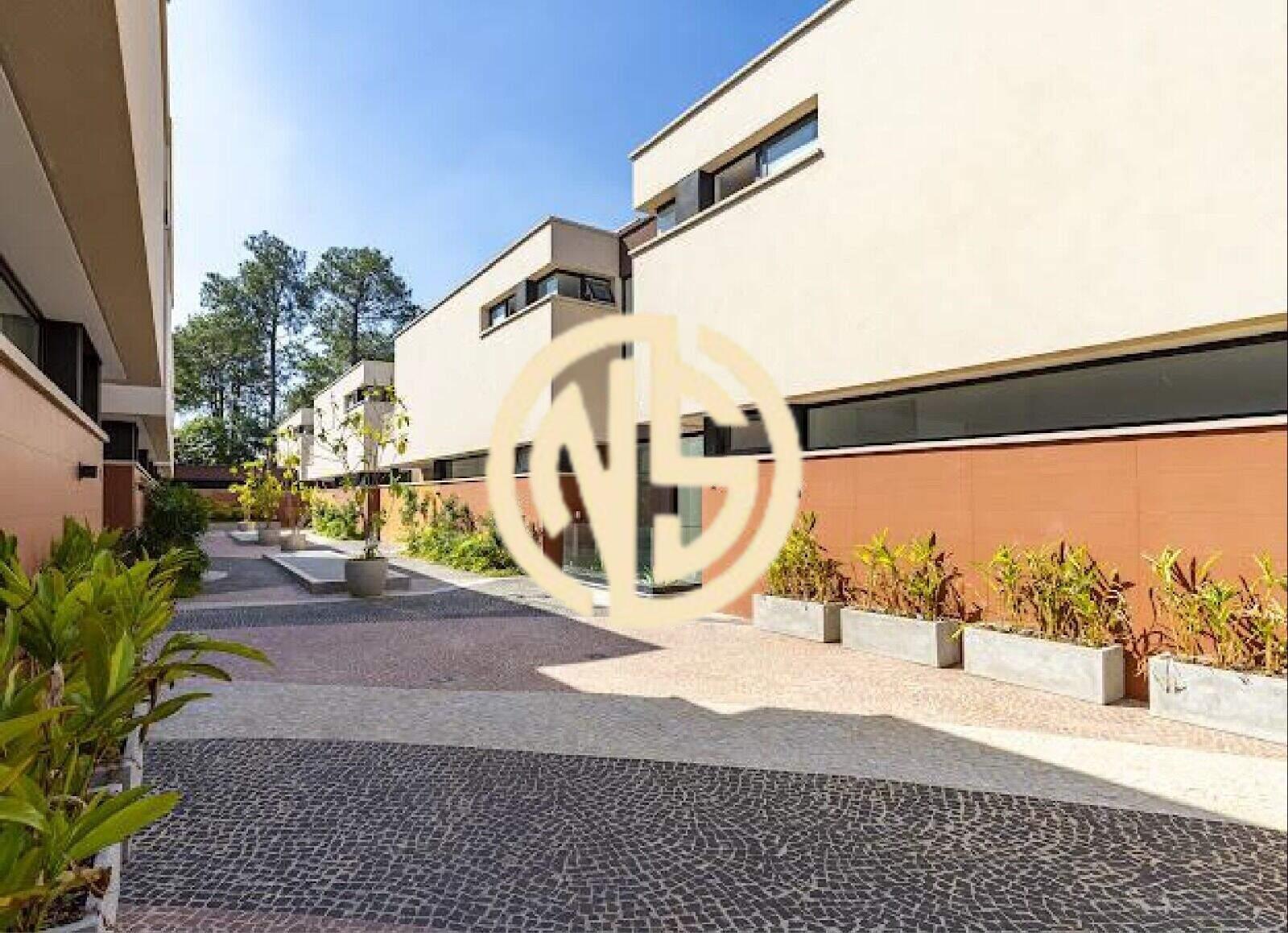 Sobrado à venda no Jardim Cordeiro: 