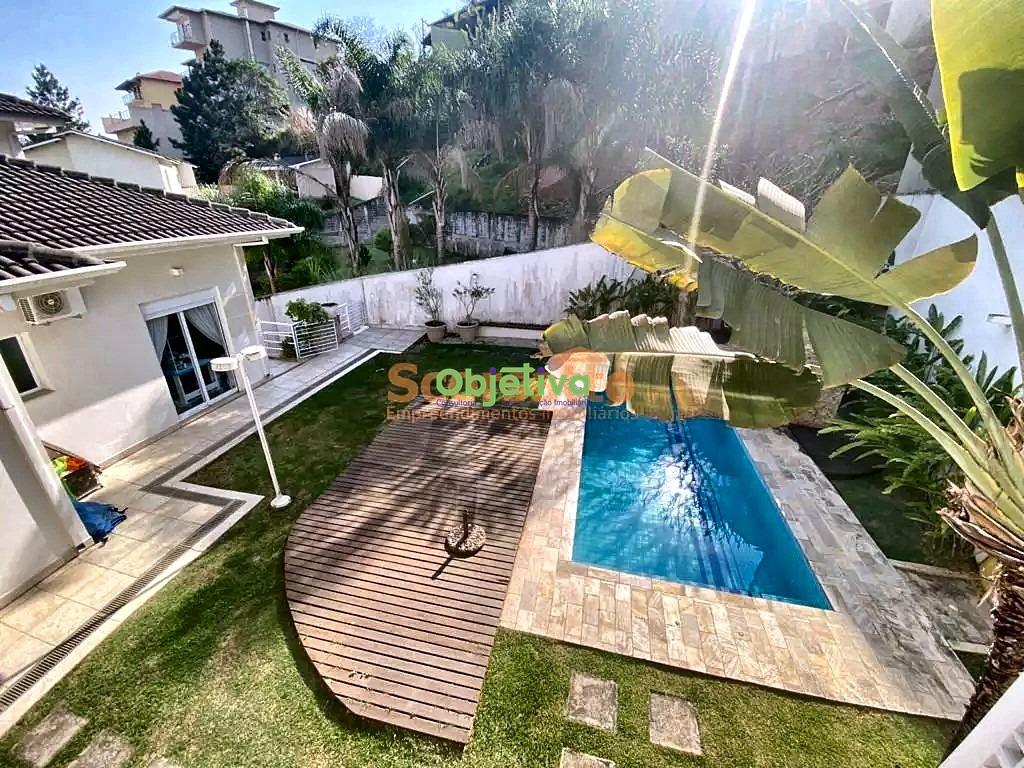 Casa de Condomínio à venda no Parque Delfim Verde: piscina com deck de madeira e gramado, vista do alto
