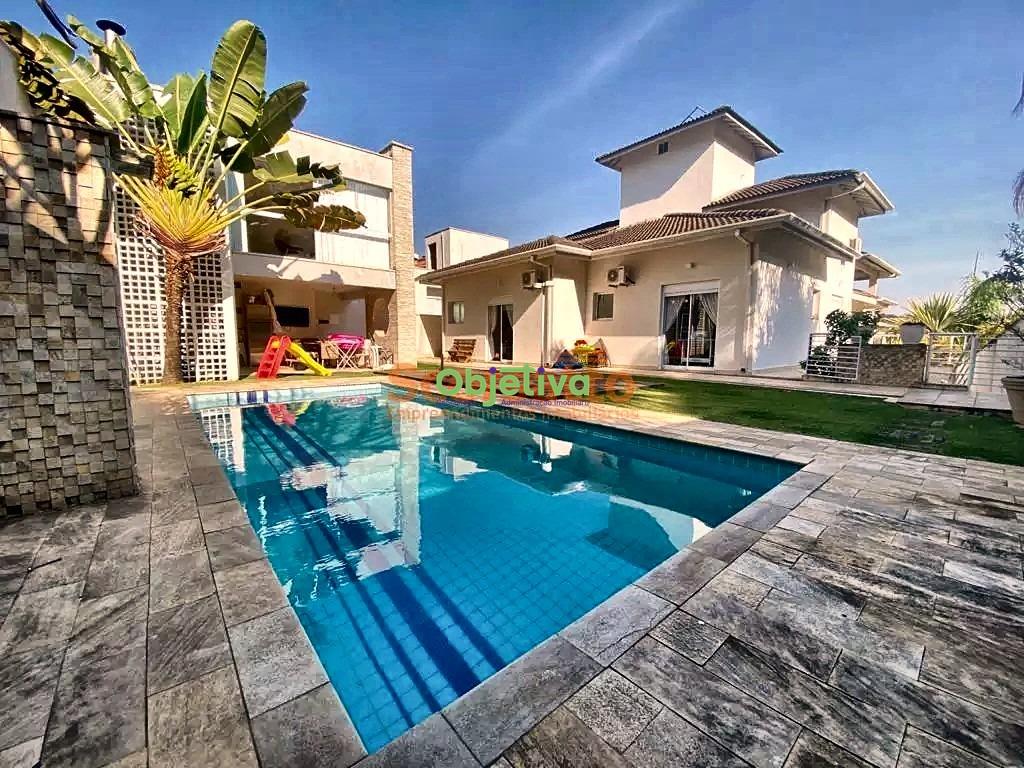 Casa de Condomínio à venda no Parque Delfim Verde: piscina e área externa com vista dos fundos da casa