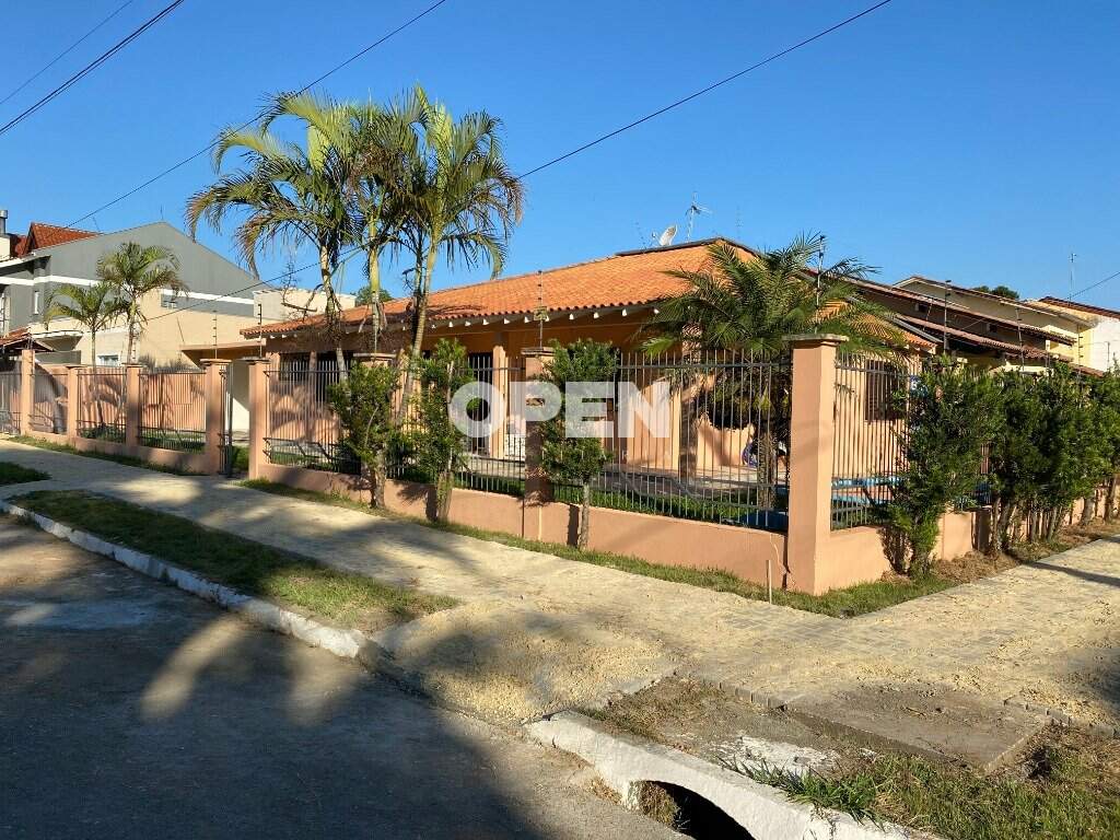 Casa com 138m², 3 dormitórios, 1 suíte, 2 vagas no bairro Nossa Senhora das Graças em Canoas para Comprar