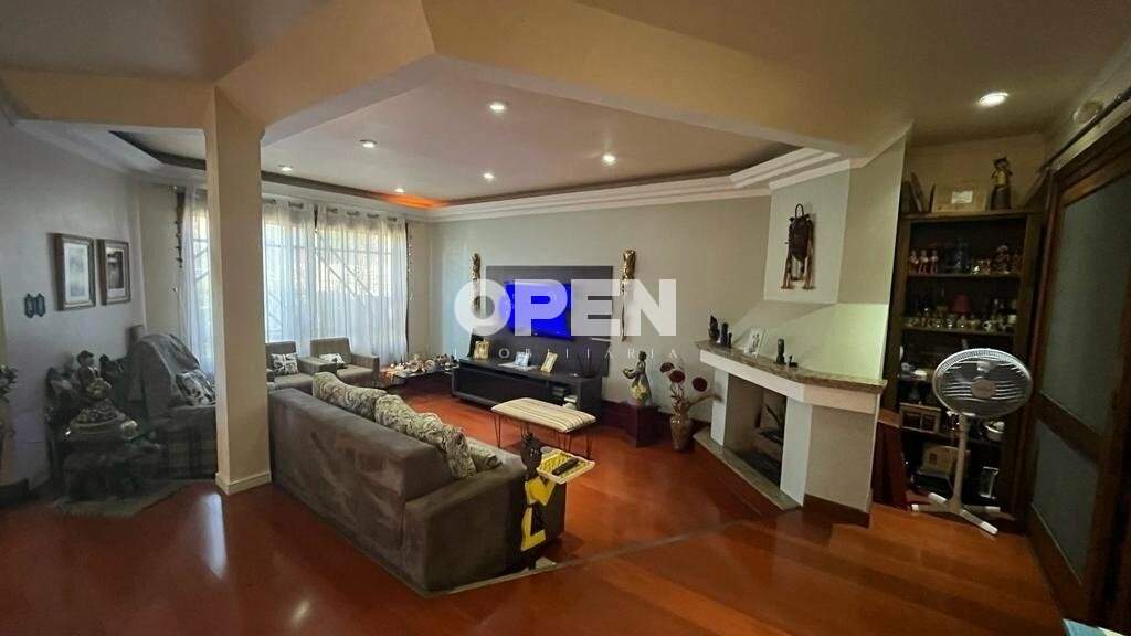 Casa com 346m², 4 dormitórios, 1 suíte, 3 vagas no bairro Nossa Senhora das Graças em Canoas para Comprar