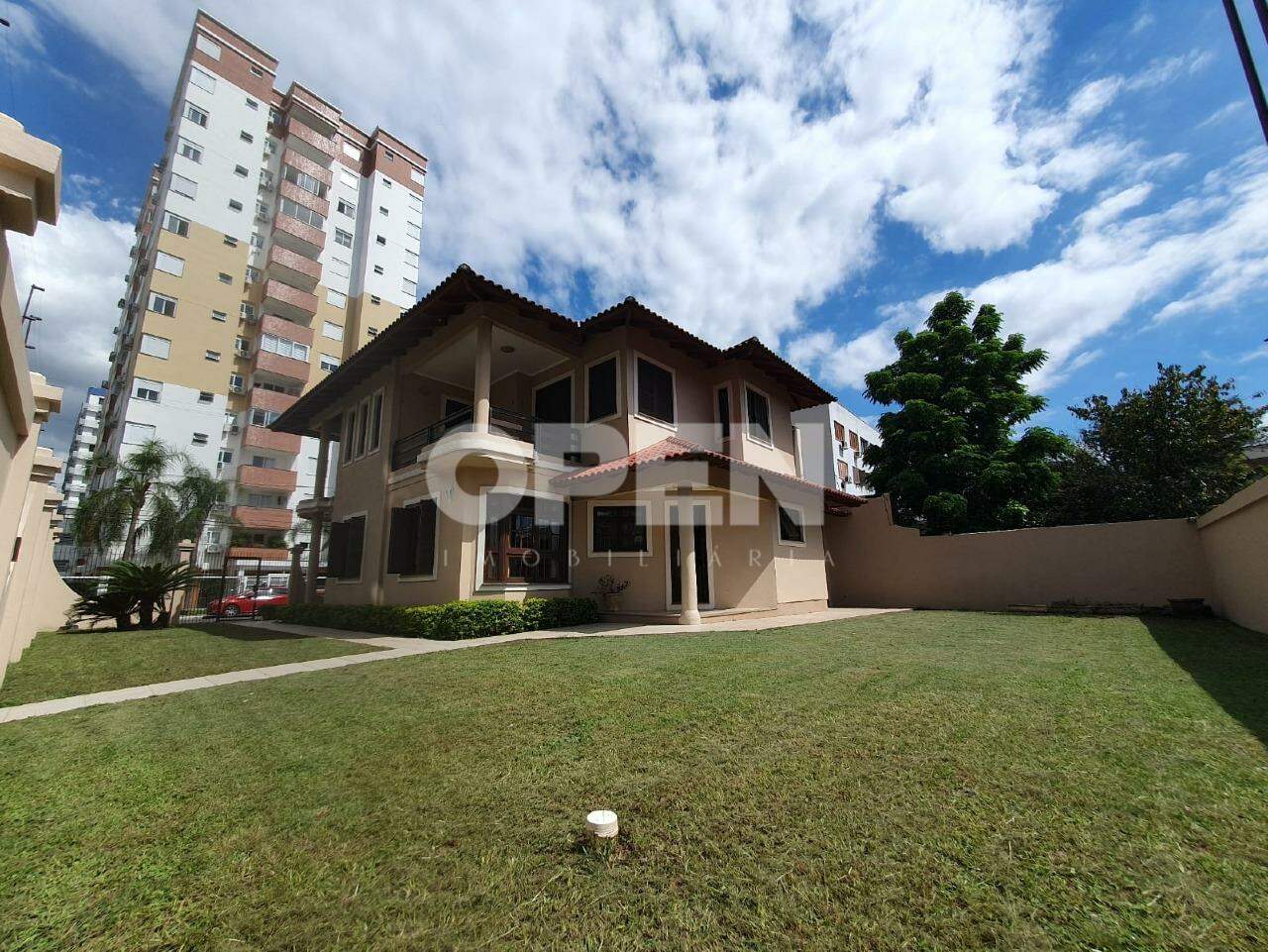 Sobrado com 234m², 3 dormitórios, 1 suíte, 4 vagas no bairro Marechal Rondon em Canoas para Comprar