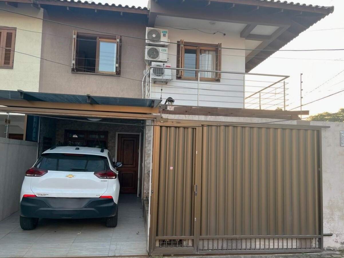 Sobrado com 120m², 3 dormitórios, 1 suíte, 3 vagas no bairro Nossa Senhora das Graças em Canoas para Comprar