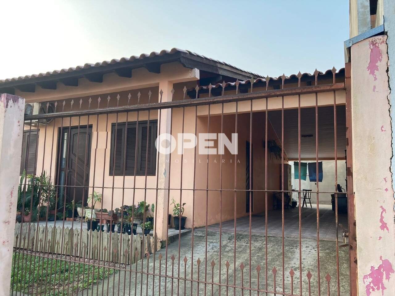 Casa com 118m², 2 dormitórios, 1 suíte, 2 vagas no bairro Igara em Canoas para Comprar