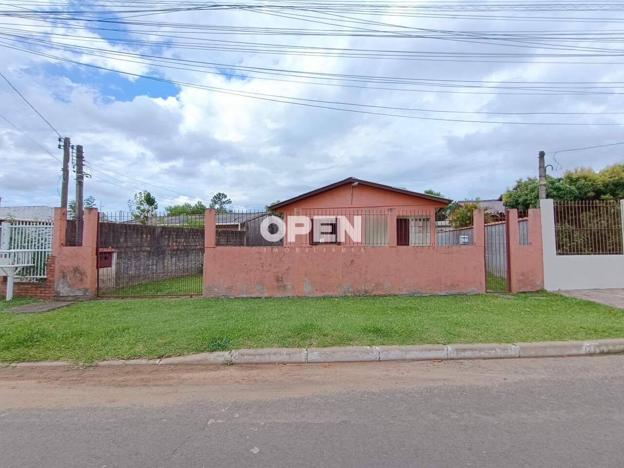 Casa com 60m², 2 dormitórios, 2 vagas no bairro Olaria em Canoas para Comprar