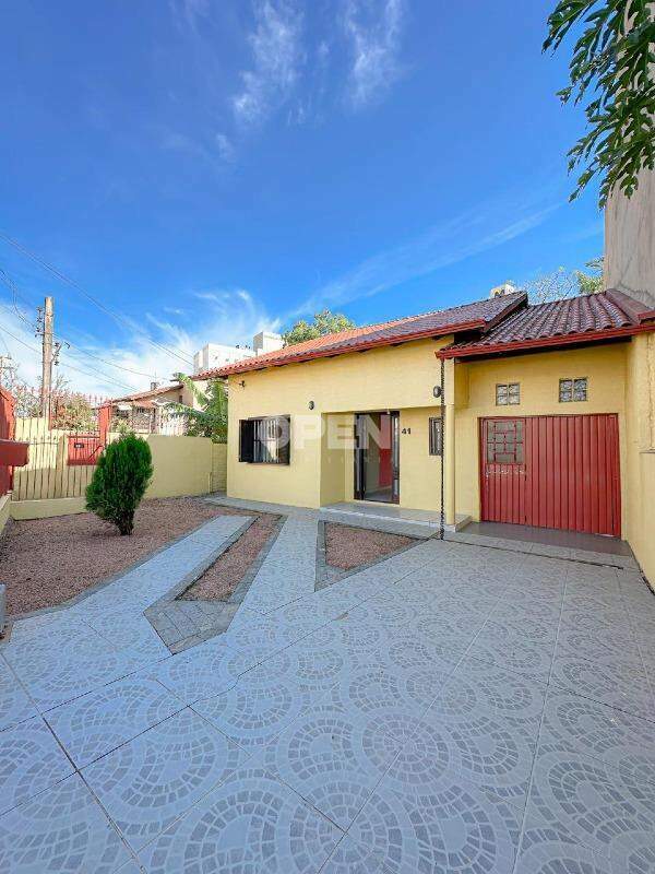 Casa com 150m², 4 dormitórios, 2 vagas no bairro Centro em Canoas para Comprar