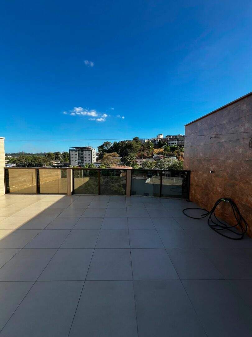 Cobertura à venda no Caravelas: 
