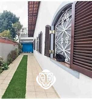 Entrada lateral e vagas 