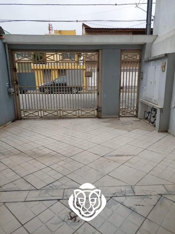 Garagem e acesso social 