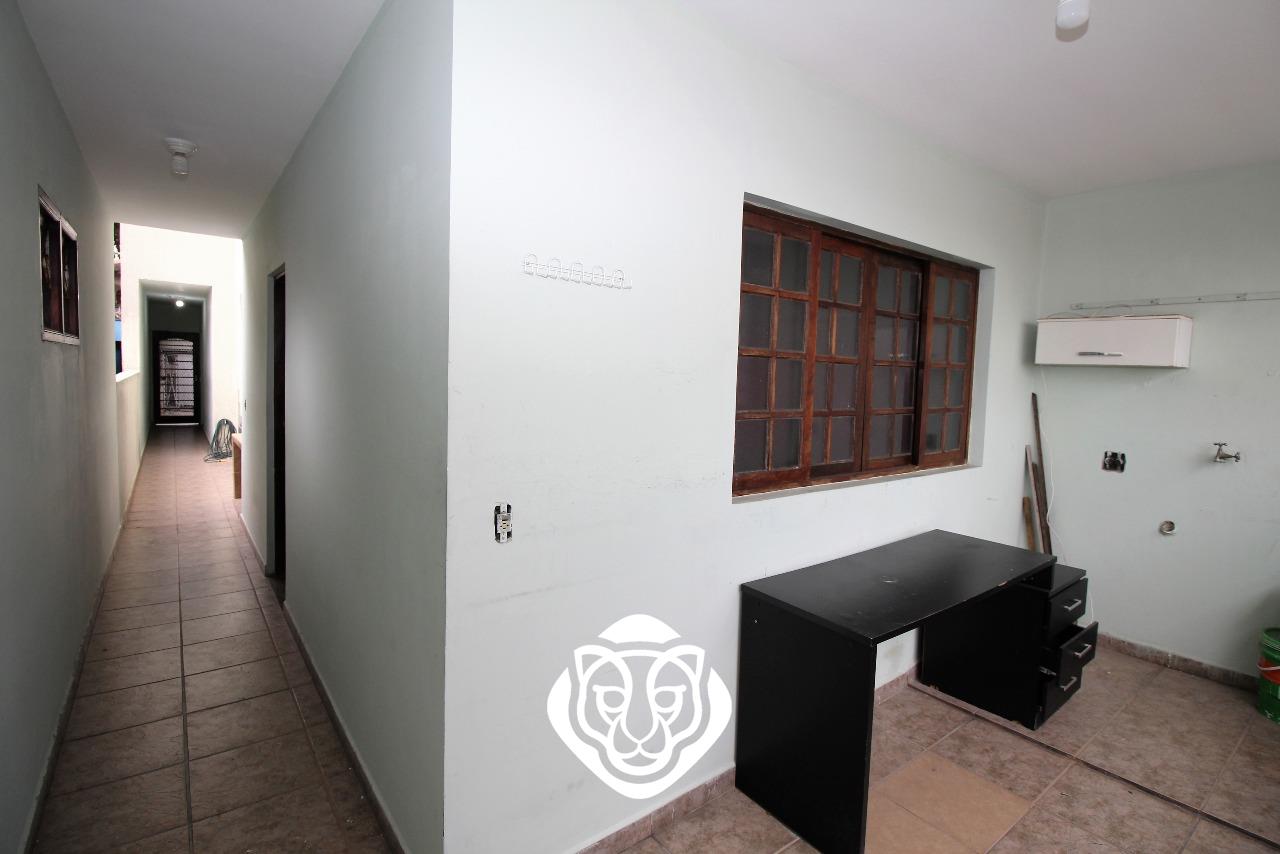 Entrada lateral e área de serviço