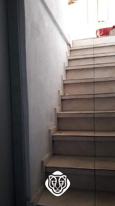 Escada de acesso a casa sobreloja 
