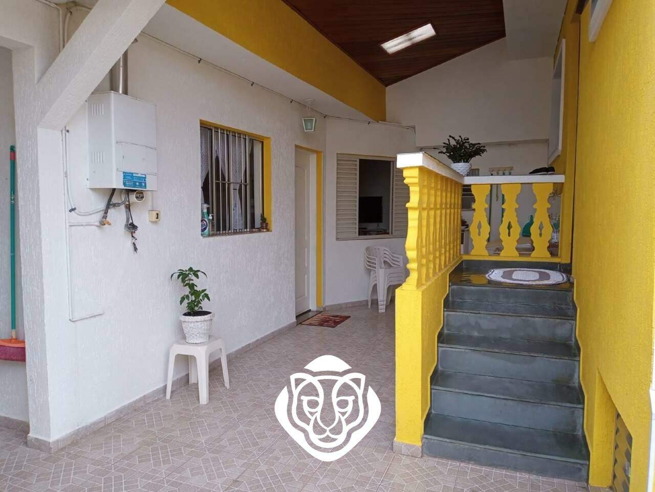 Casa fundos 