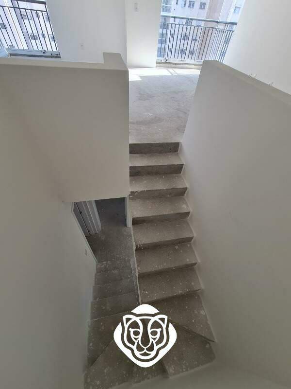 Escada acesso piso inferior