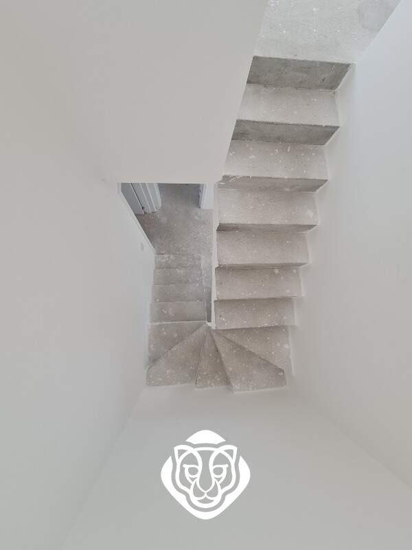 Escada acesso piso inferior