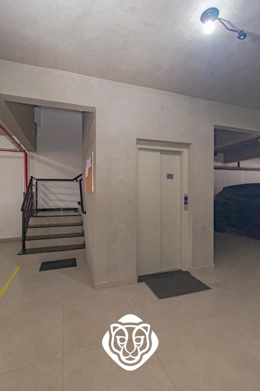 Escada de acesso / Elevador