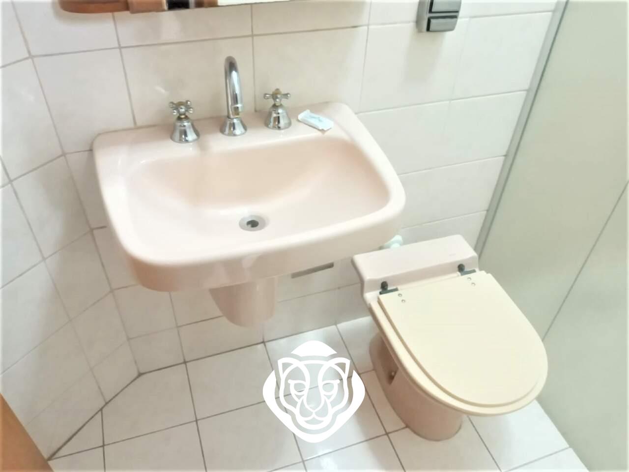 Área de serviço com banheiro